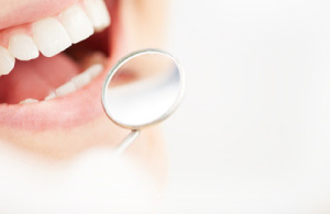 笑顔で審美歯科治療を受ける女性