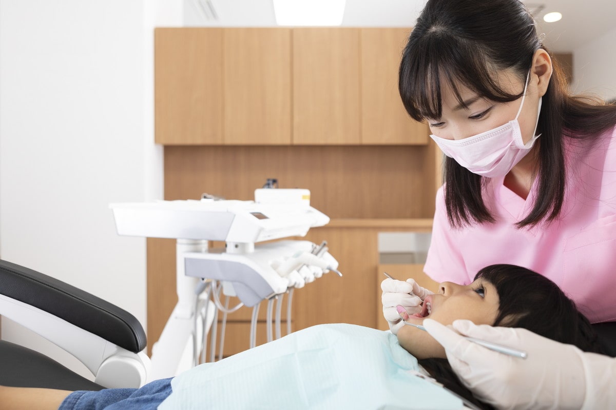 小児歯科にて歯の治療を受ける女の子
