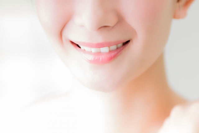 微笑む綺麗な歯の女性