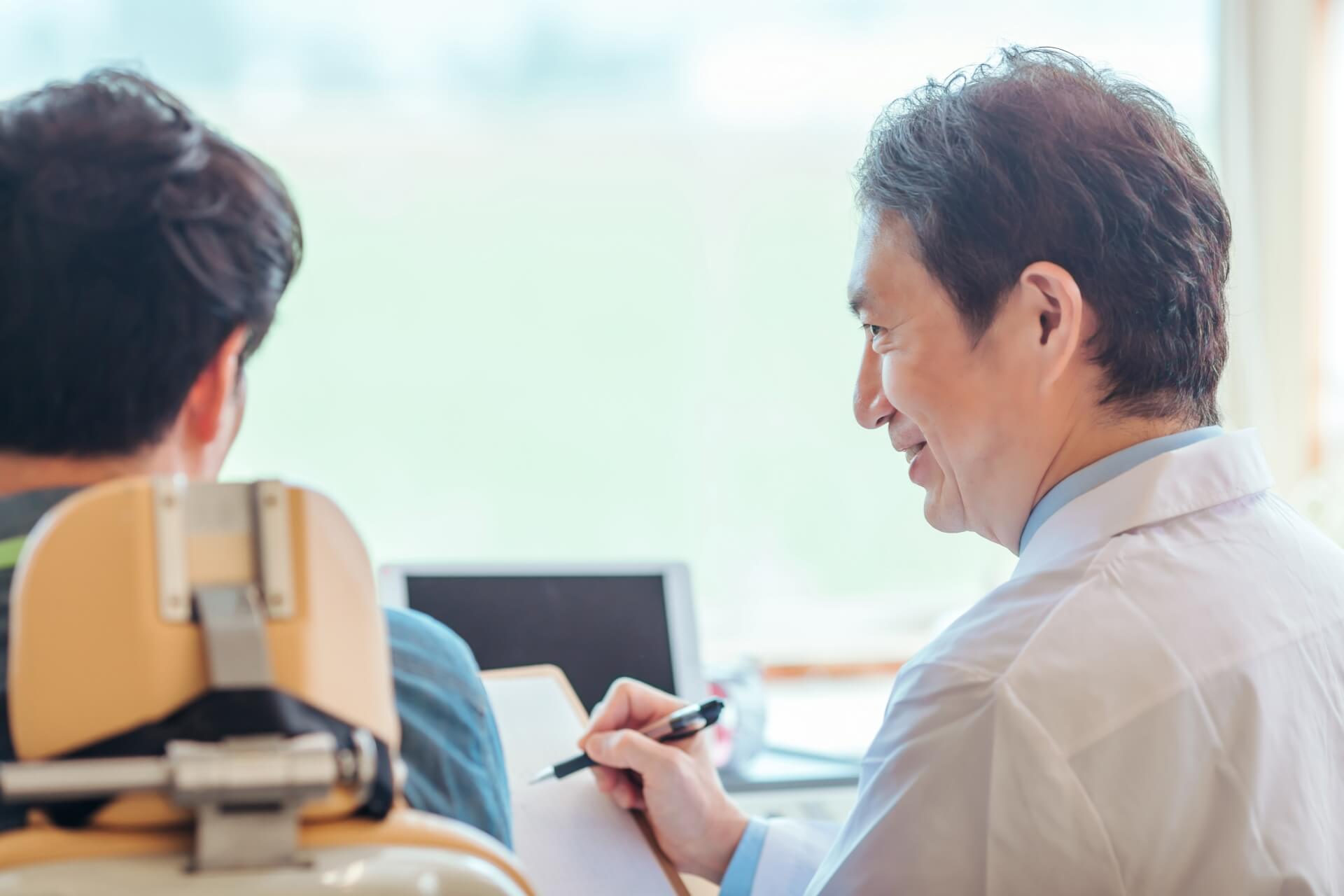 歯列矯正の相談をする人物