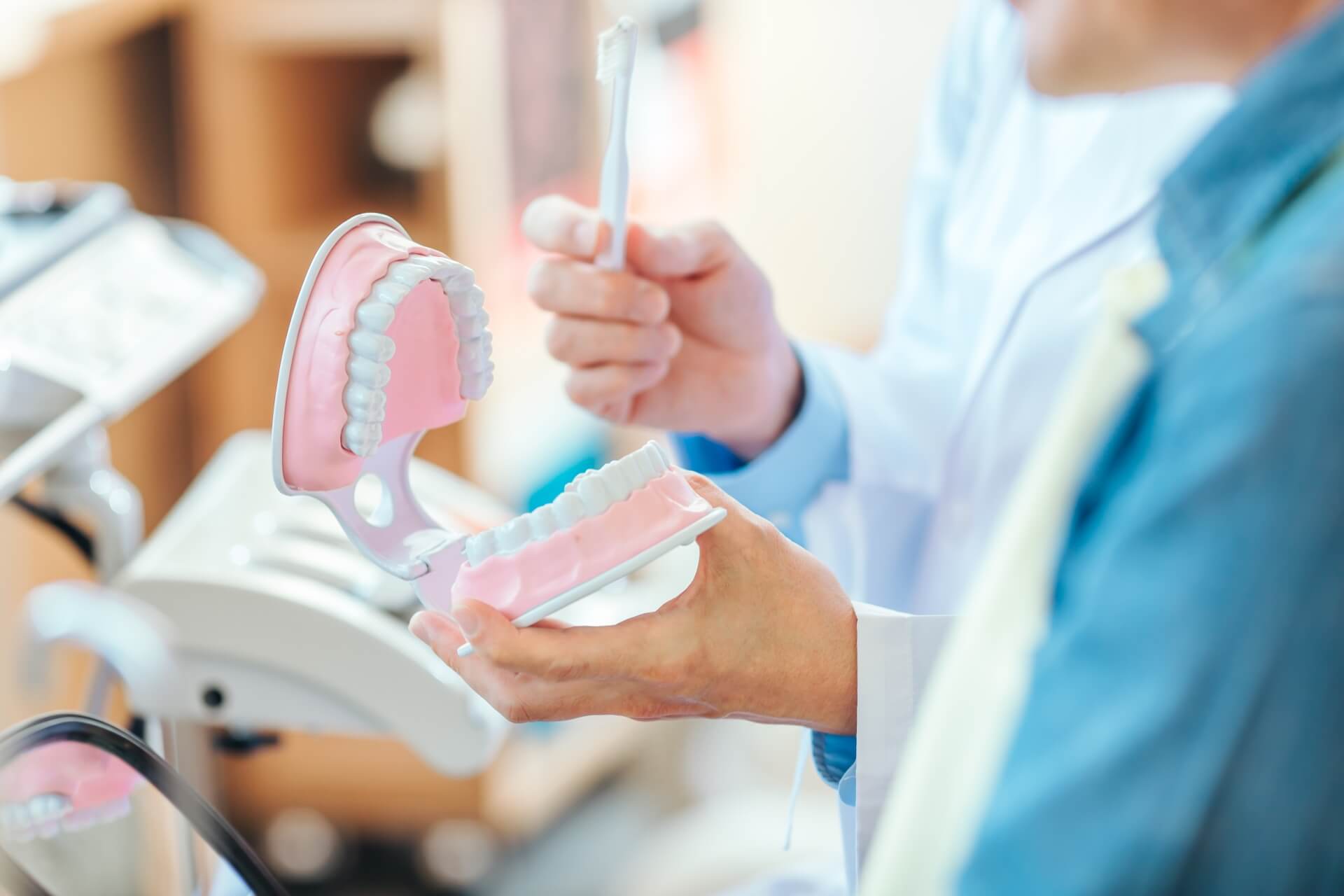 正しい歯の磨き方を教える人物